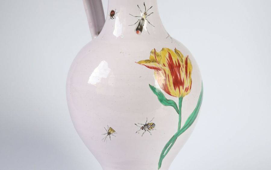 kuenersberg-enghalskrug-hausmaler-augsburg-tulpe-insekten-um-1750