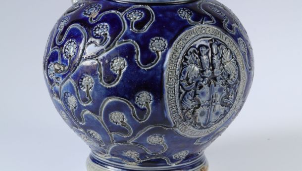 raeren_stoneware_jug_armorial_16th_century-baldems-mennicken