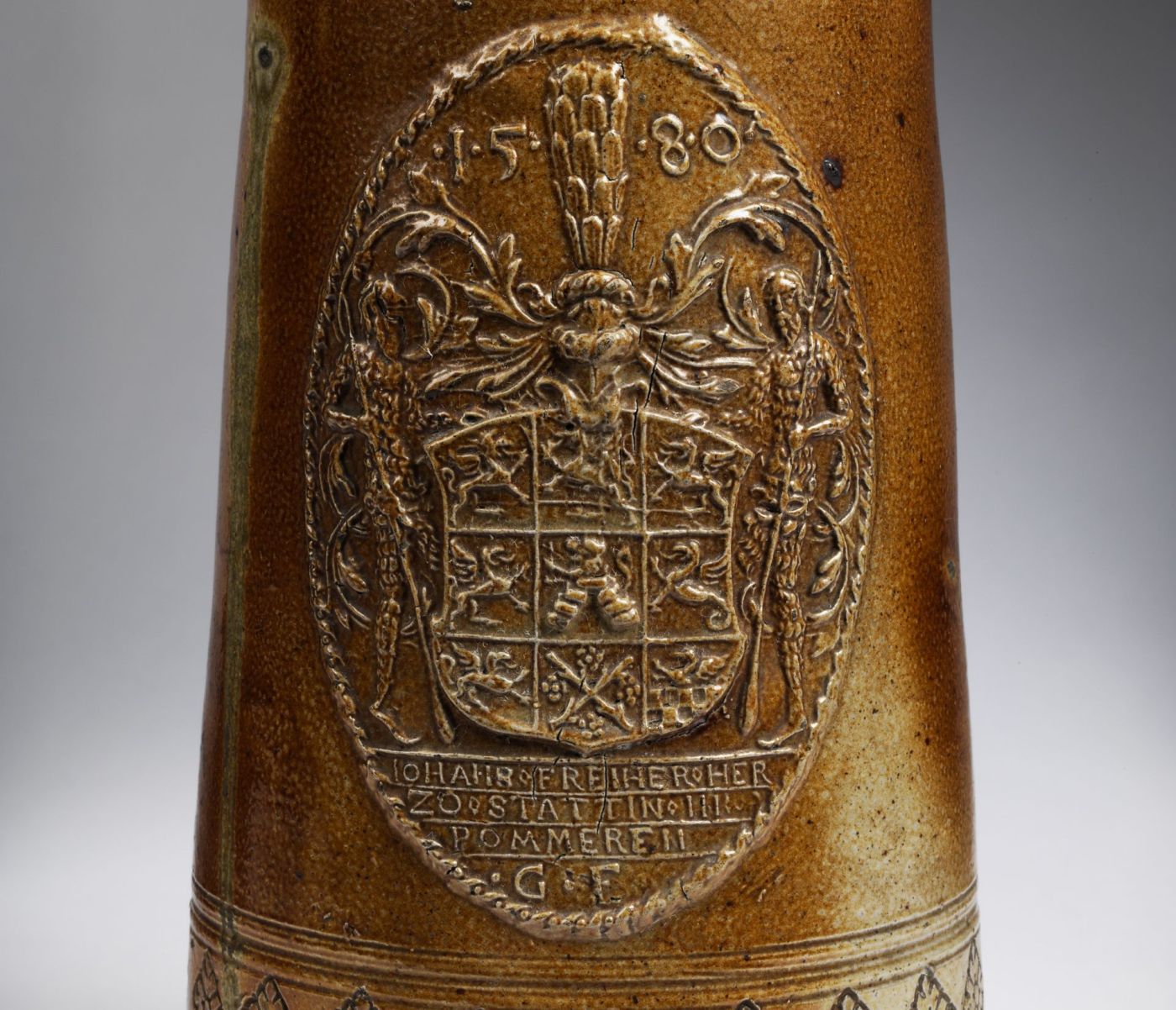raeren-stoneware-schnelle-armorial-dated-1580-detail-arms