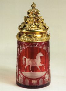 Böhmischer Überfangglaskrug Steinschönau um 1850 Karl Pfohl vergoldete Messingmontierung