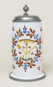 Böhmischer Milchglaskrug um 1780