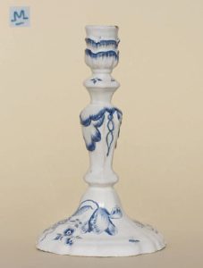 Magdeburg Faience Flambeau ca. 1780 Manufakturmarke „M“, H. 22 cm