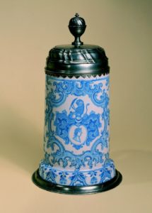 bayreuther-fayence-glockenfusskrug-1753-datiert-faience