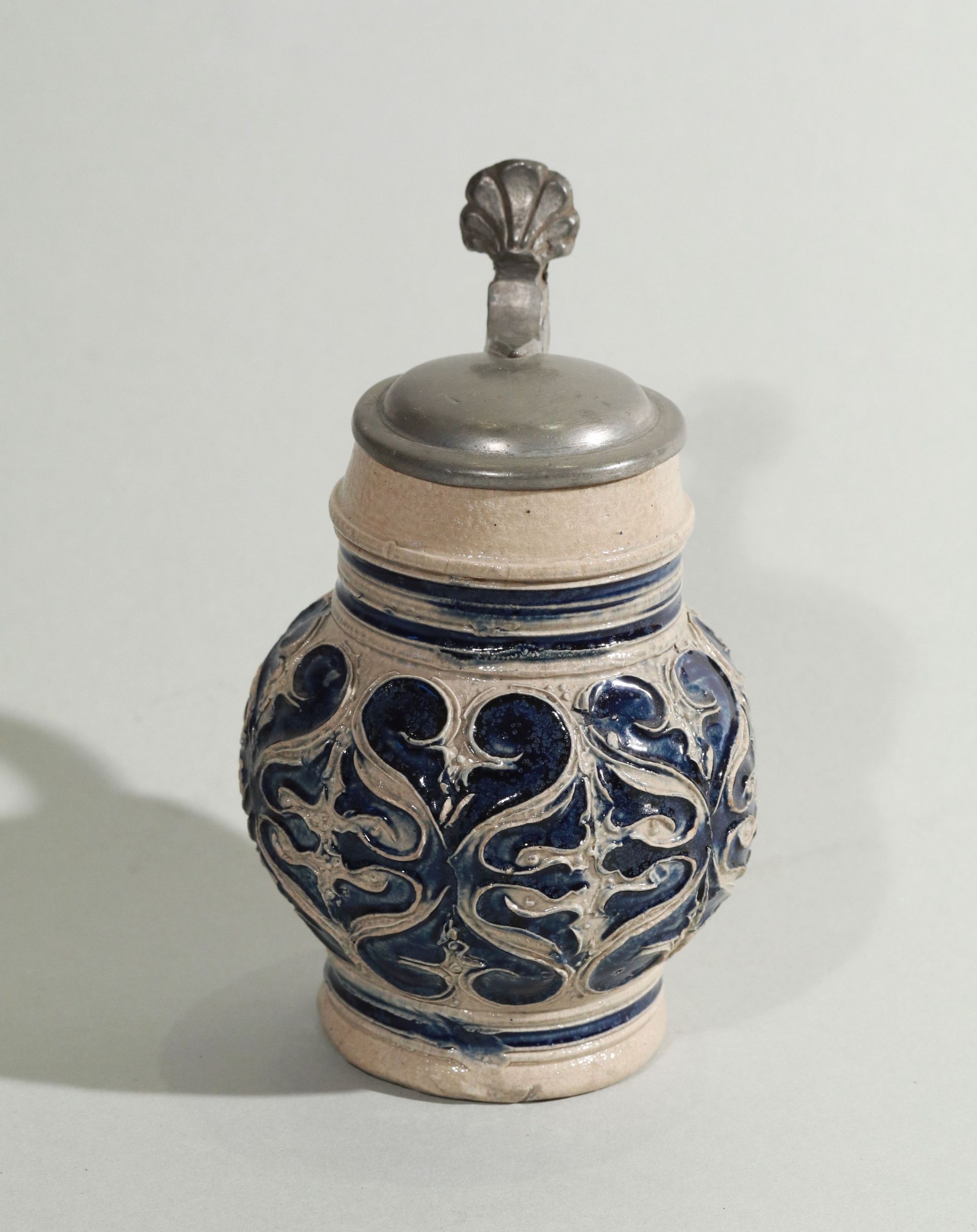 kleiner-westerwald-westerwälder-kugelbauchkrug-um-1680- salt glazed stoneware - jug