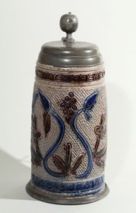 muskau-steinzeug-walzenkrug-ritzdekor-1723- blue and manganese salt glazed stoneware-tankard