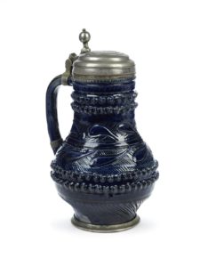 17th century saltglazed stoneware Muskau Birnkrug um 1700, Steinzeug blau glasiert mit Reliefauflagen