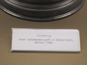 Bally Schuhmuseum Bezeichnung Österr. Zinnkrug Schuhmacherzunft 7014 dat