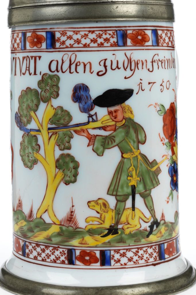 Boehmischer Milchglaskrug mit Jagdmoriv 1750 datiert Jäger