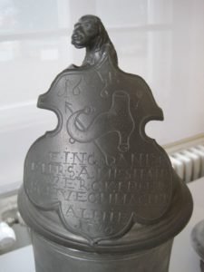 Bally Schuh Museum Detail Zunftzeichen Zinnkanne der Schuster 1760 dat