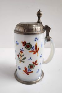 Barocker Böhmischer Milchglaskrug mit Blumen um 1780