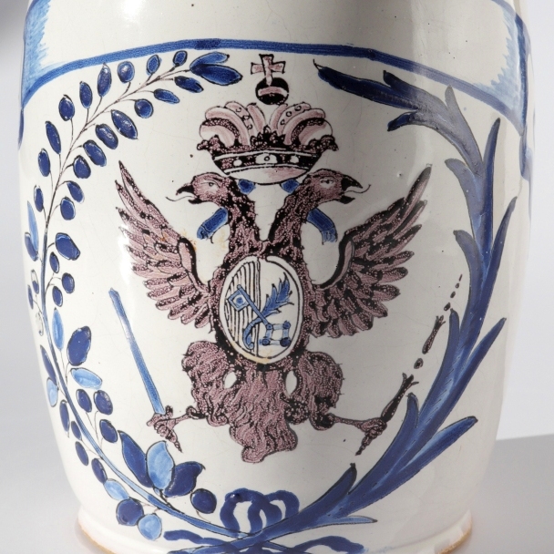 detail Barocker-Amberger-Faience-Albarello-Wappen-St.-Emmeran