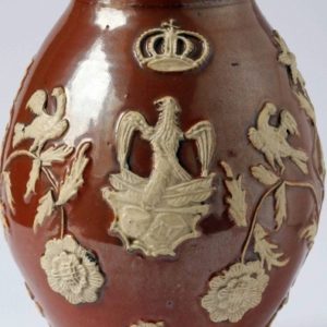 Detail-Bunzlauer-Steinzeugkrug-18.-JH-mit Wappen-Auflagen