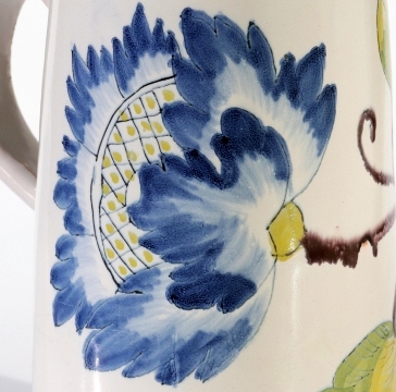 Detail Malerei Scharffeuerfarben blaue Blume Schrattenhofener-Fayence-Walzenkrug-1766