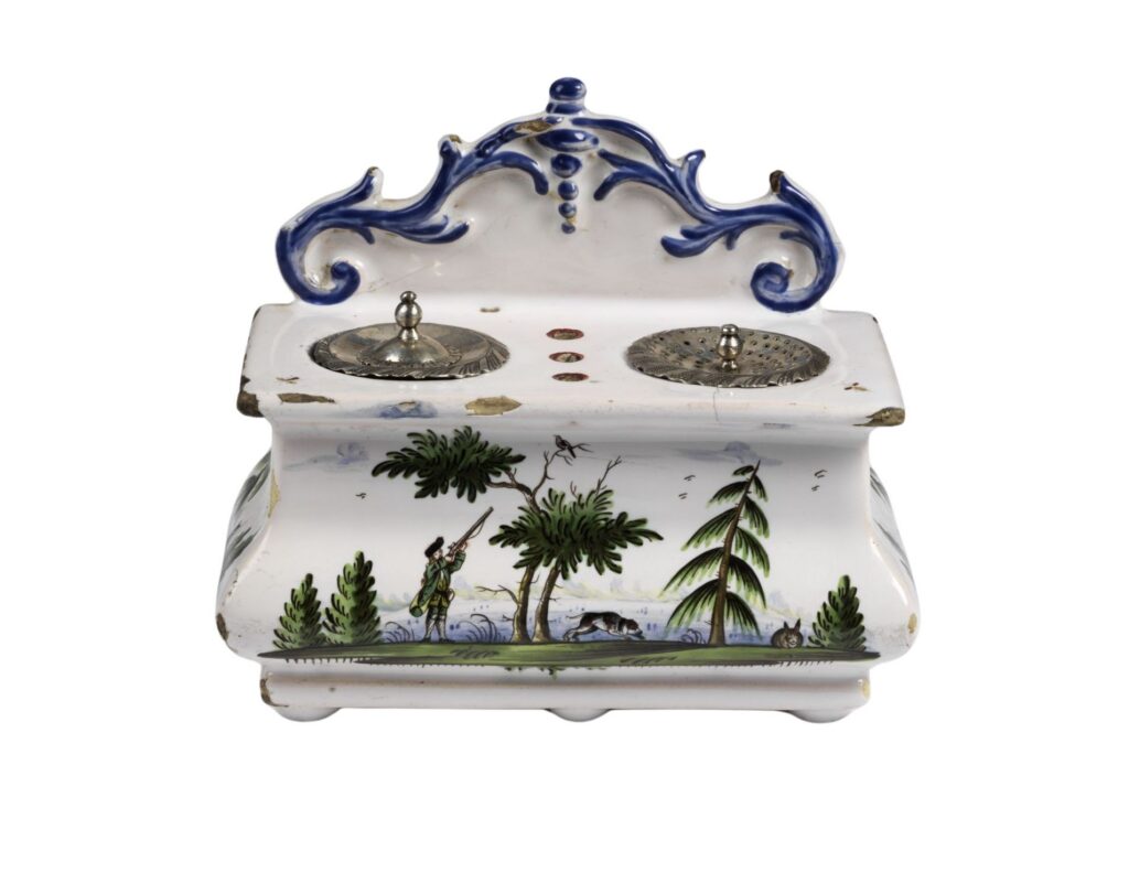 Kuenersberg Faience inkstand ca. 1760, hunting decoration with hunter, dog and hare in polychrome muffle-fired colours, B. 14 cm